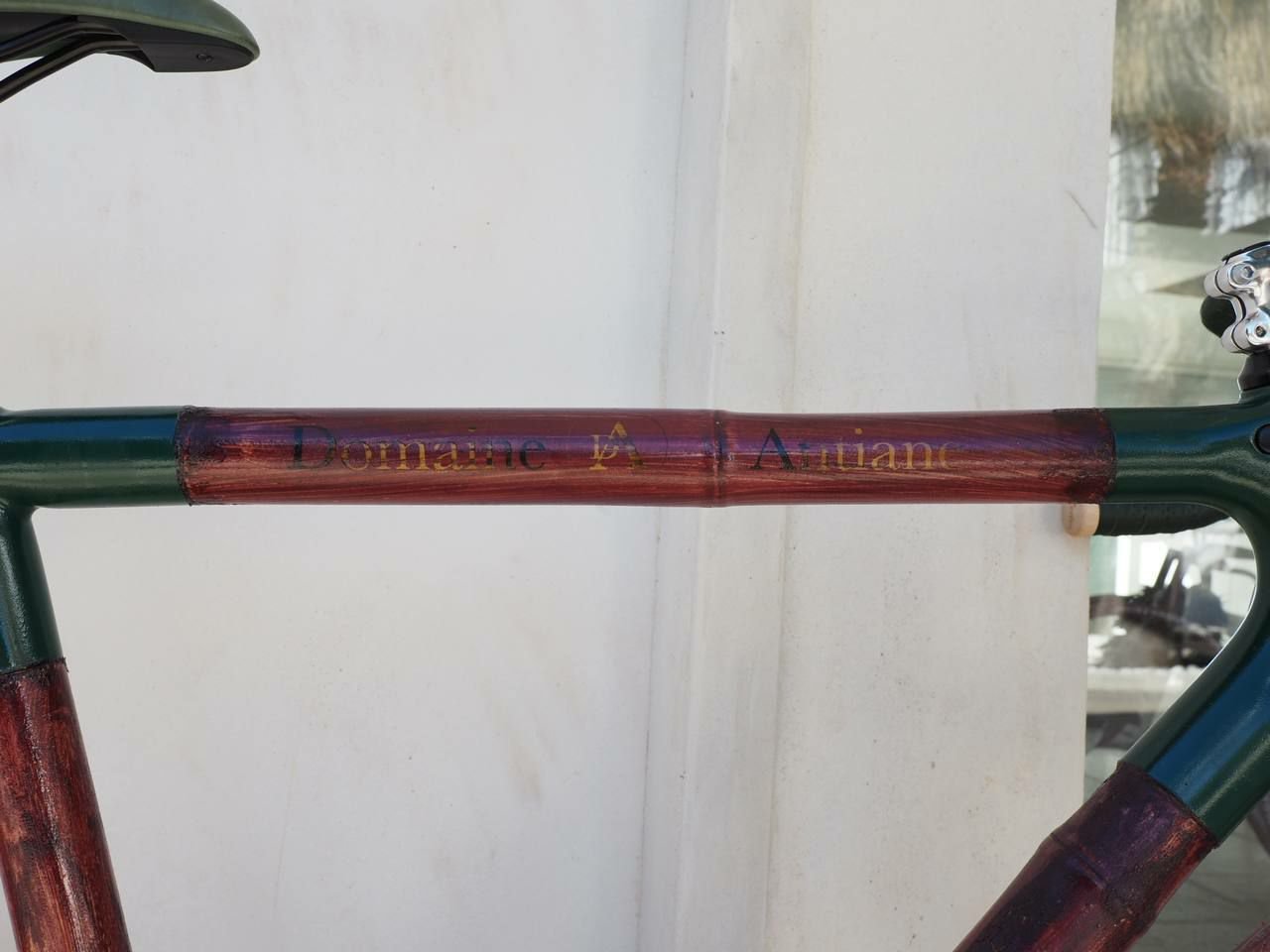 Top tube detail close-up